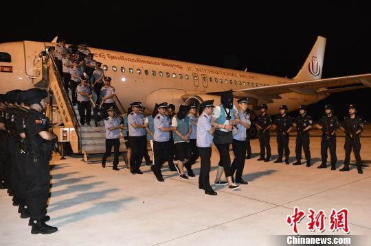 犯罪嫌疑人乘機(jī)抵達(dá)成都。　安源 攝