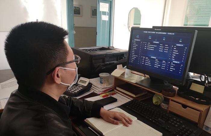 某高校就業(yè)部門的老師正在查看“云”招聘會(huì)的數(shù)據(jù)。 圖片來源 中新網(wǎng)