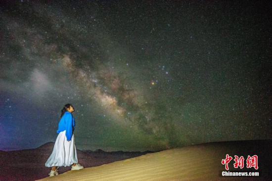 圖為6月20日晚，游客在西藏阿里暗夜公園與銀河“合影”。曹枝清 攝