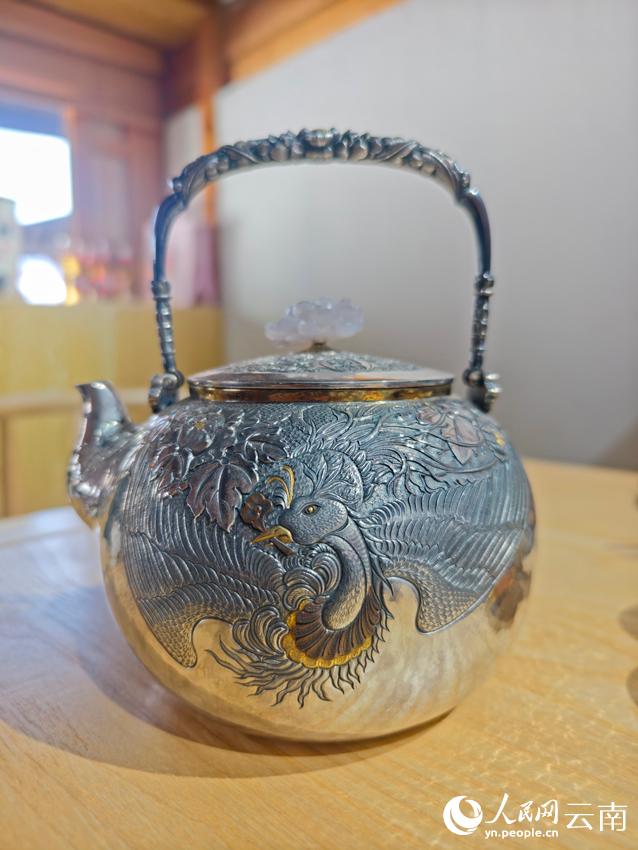 李耀華制作的銀壺。人民網(wǎng)記者 符皓攝