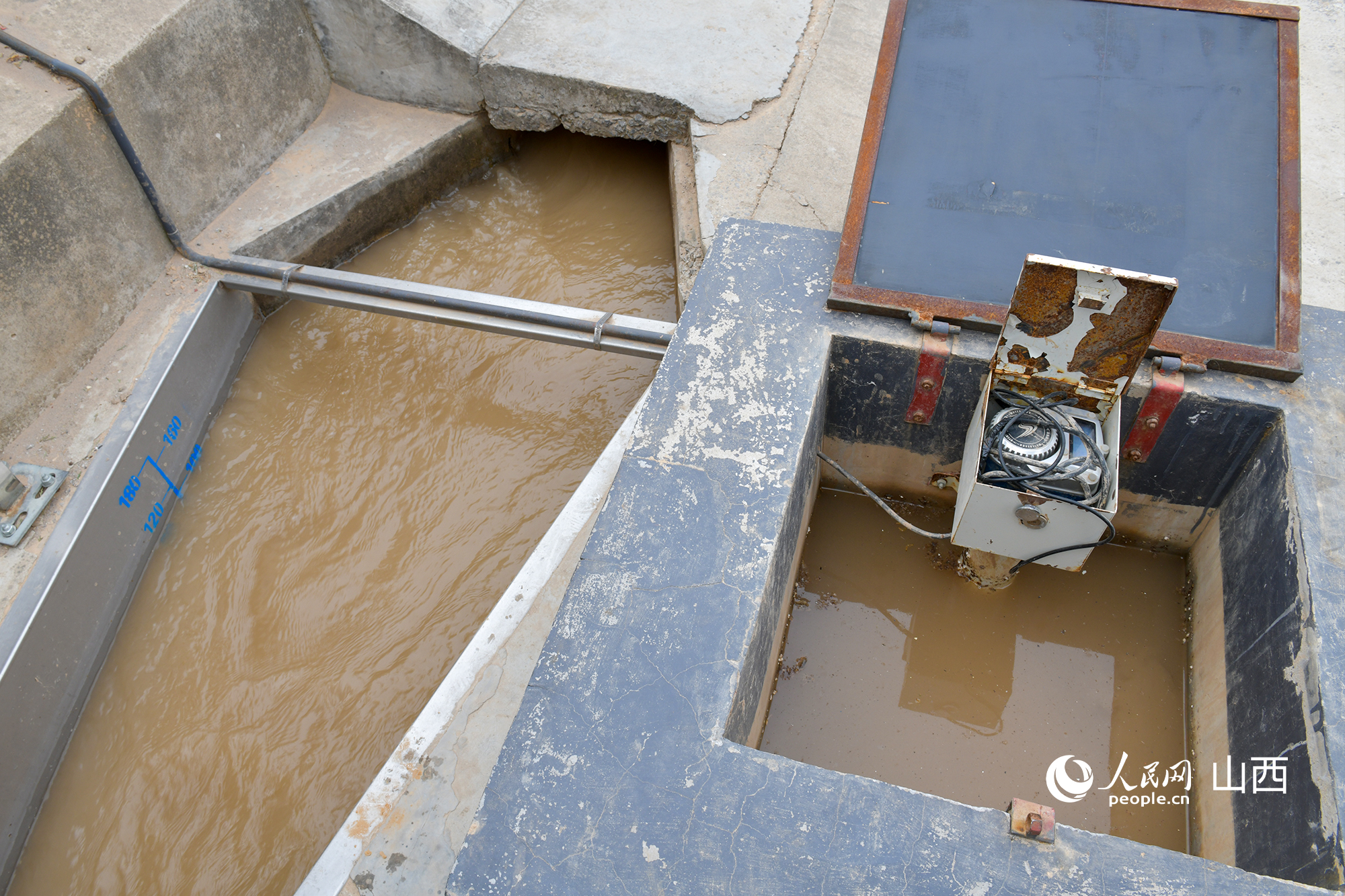 灌區(qū)渠口的計量設(shè)施。人民網(wǎng)記者 焦搏文攝