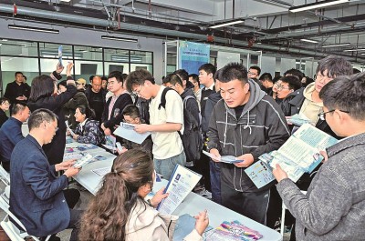 2024年3月，在蘭州大學(xué)2024屆畢業(yè)生大型春季綜合雙選會(huì)現(xiàn)場(chǎng)，青年學(xué)子踴躍報(bào)名西部用人單位。 蘭州大學(xué)供圖