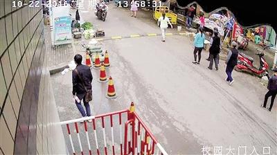 雙橋入室盜竊案，監(jiān)控視頻截圖紅圈處為犯罪嫌疑人。 本報記者 雷鍵 通訊員 葉文廣 攝