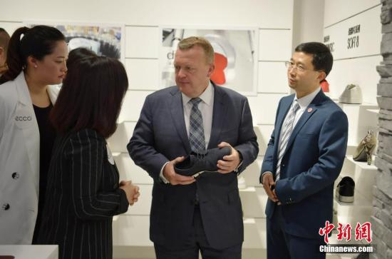 5月2日，丹麥?zhǔn)紫嗬鼓律构涮爬?，走進(jìn)1963年創(chuàng)立于丹麥的“愛步”鞋類品牌店了解情況。當(dāng)日，應(yīng)中國國務(wù)院總理李克強(qiáng)邀請，丹麥?zhǔn)紫嗬鼓律D行抵達(dá)中國成都，開始對中國進(jìn)行正式訪問，拉斯穆森此訪系其2015年當(dāng)選首相以來首次訪華，其訪問首站就來到四川成都。 <a target='_blank'  _fcksavedurl='http://www.chinanews.com/'></table>中新社</a>記者 劉忠俊 攝
