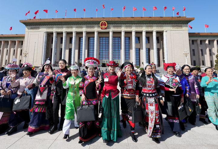 2024年3月8日，十四屆全國(guó)人大二次會(huì)議第二次全體會(huì)議結(jié)束后，女代表在北京人民大會(huì)堂前合影留念。新華社記者 王毓國(guó) 攝