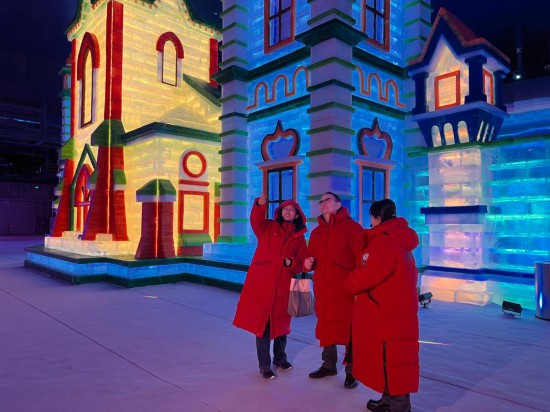 10月18日，哈薩克斯坦外賓參觀黑龍江哈爾濱冰雪大世界夢幻冰雪館。新華社記者 楊軒 攝