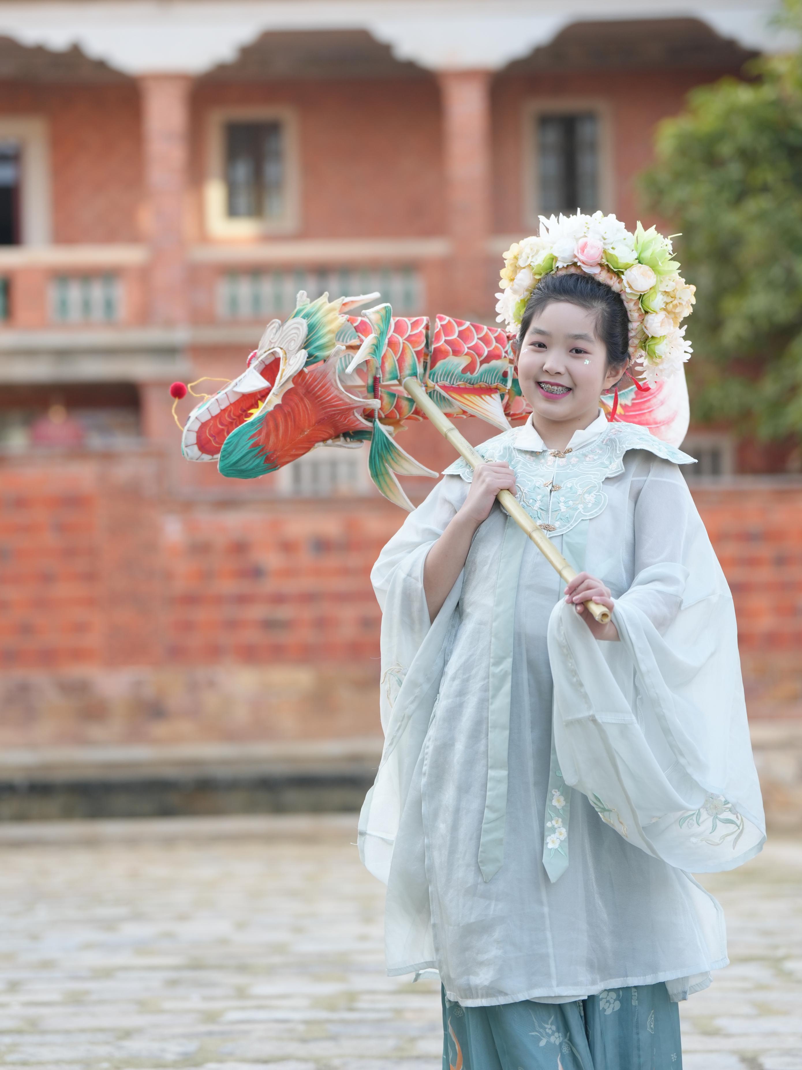 在泉州，沈女士為女兒拍下頭戴簪花的照片。受訪者供圖