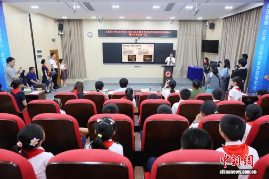 廣州中醫(yī)藥大學(xué)副校長、廣東省中醫(yī)院院長張忠德向?qū)W生講述“抗戰(zhàn)中的中醫(yī)藥”。吳遠(yuǎn)團(tuán) 攝