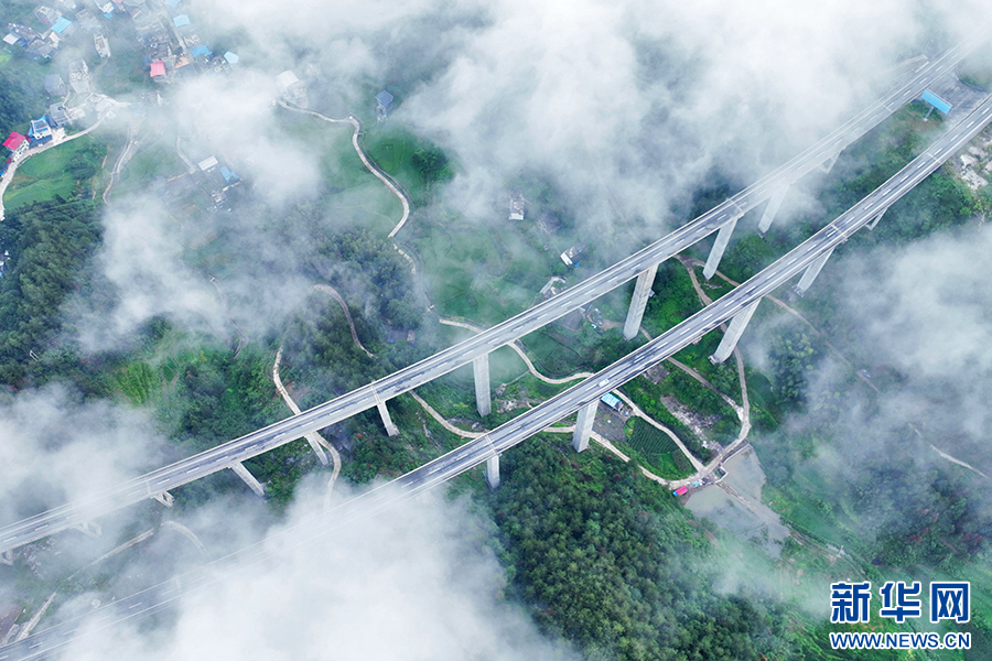 重慶：八月里云海流瀑 瞰群山如畫(huà)