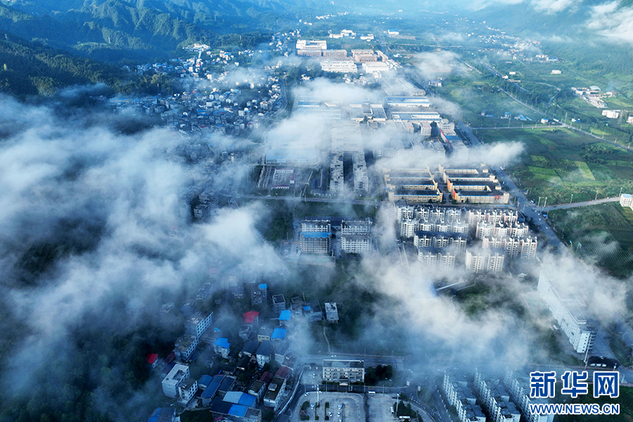 重慶：八月里云海流瀑 瞰群山如畫(huà)