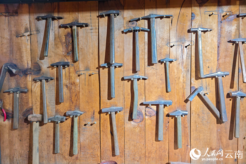 新華村銀器加工作坊里的小錘。人民網(wǎng)記者 符皓攝