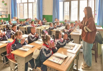 2023年5月，西北師范大學(xué)學(xué)生在新疆阿克蘇地區(qū)溫宿縣吐木秀克鎮(zhèn)第一小學(xué)實(shí)習(xí)支教。 卓杰攝