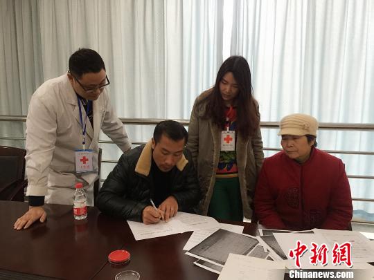 小月的父親和奶奶填寫遺體和器官捐獻(xiàn)志愿書。重慶紅會供圖