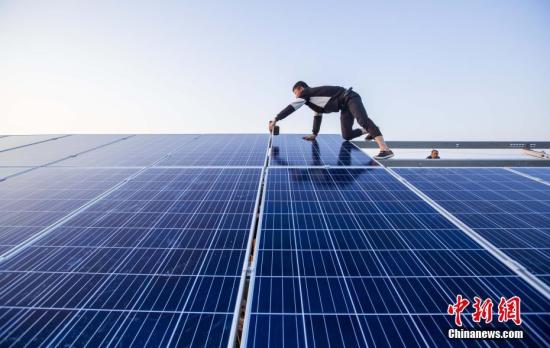 資料圖：4月23日，航拍正在建設(shè)的江西都昌縣磯山湖“漁光一體”光伏電站。傅建斌 攝