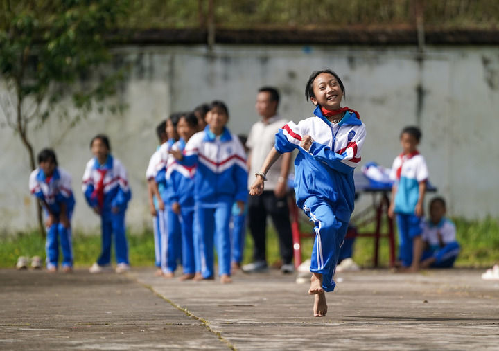 2025年9月15日，云南省普洱市孟連傣族拉祜族佤族自治縣臘福小學(xué)學(xué)生課間在操場(chǎng)進(jìn)行奔跑接力比賽。新華社記者 陳欣波 攝