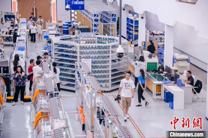 圖為莆田雙馳鞋業(yè)個性化定制示范工廠?！±钅宪?攝