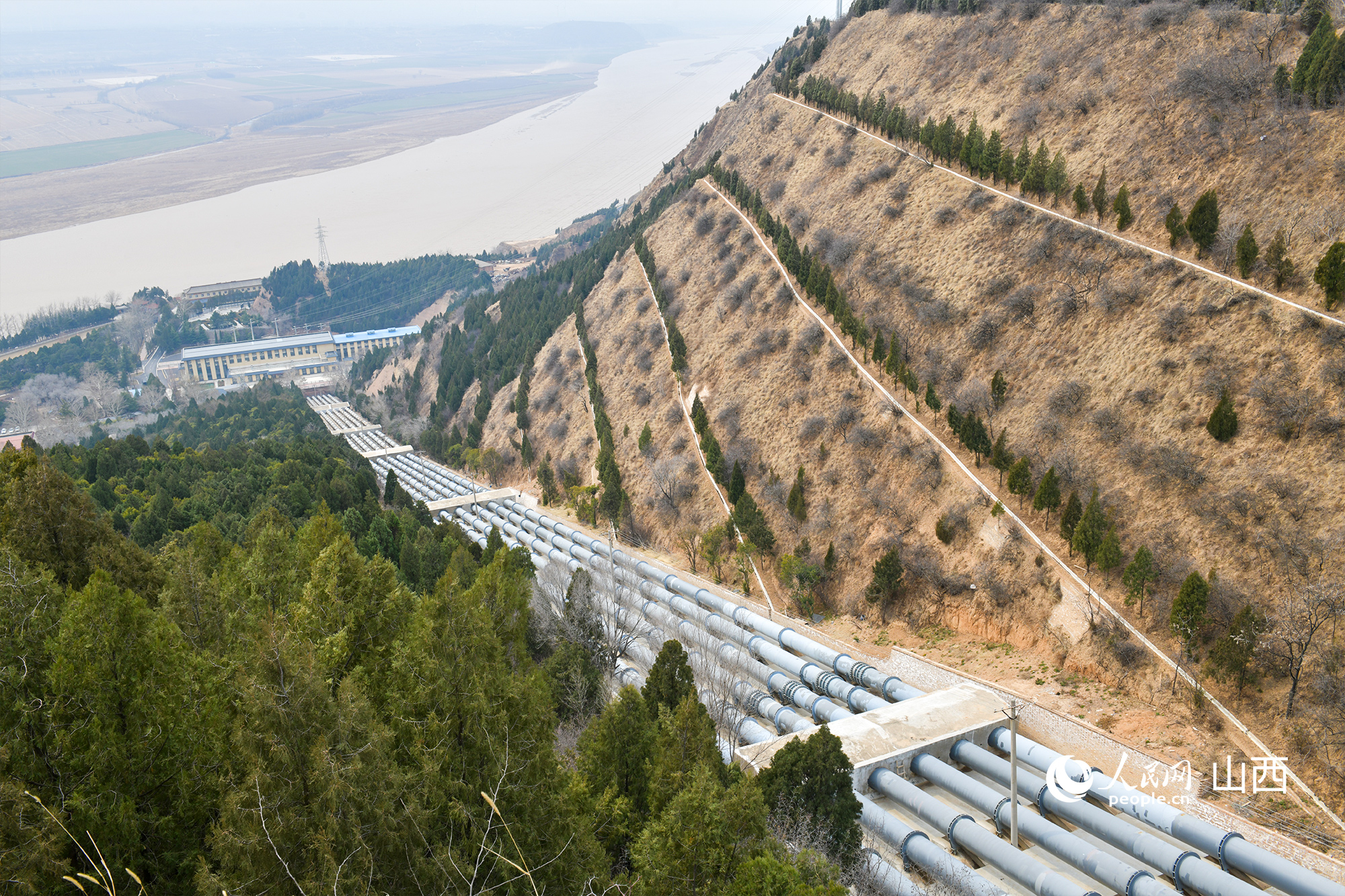 大禹渡灌區(qū)6條約700米的管道將黃河水引上旱塬。人民網(wǎng)記者 焦搏文攝