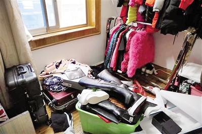 警方在犯罪嫌疑人住所查獲贓物。