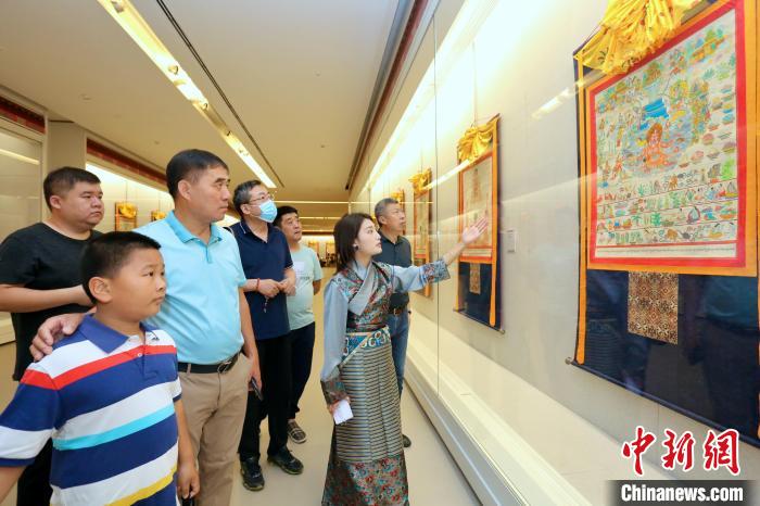 “藏韻瑰寶”藏醫(yī)四部醫(yī)典唐卡珍品展現(xiàn)場?！⒖∩n 攝