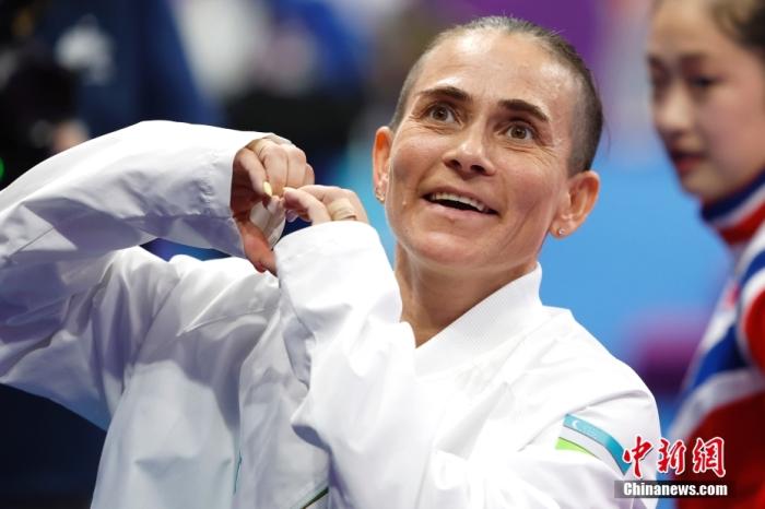 資料圖：9月28日，杭州第19屆亞運(yùn)會(huì)競(jìng)技體操女子跳馬決賽在黃龍?bào)w育中心體育館舉行。烏茲別克斯坦選手丘索維金娜以13.383分獲得該項(xiàng)目第四名。圖為丘索維金娜在賽后向觀眾比心。<a target='_blank' href='/'>中新社</a>記者 富田 攝