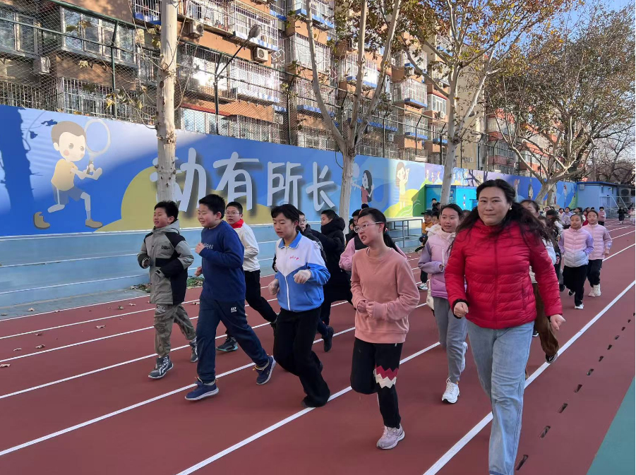 學(xué)生們?cè)诎嘀魅闻阃屡懿?。人民網(wǎng) 白炅攝