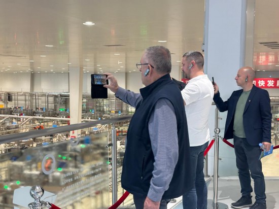 10月15日，來自塞爾維亞的外賓參觀位于內(nèi)蒙古呼和浩特的牛奶生產(chǎn)線。新華社記者 王雪冰 攝