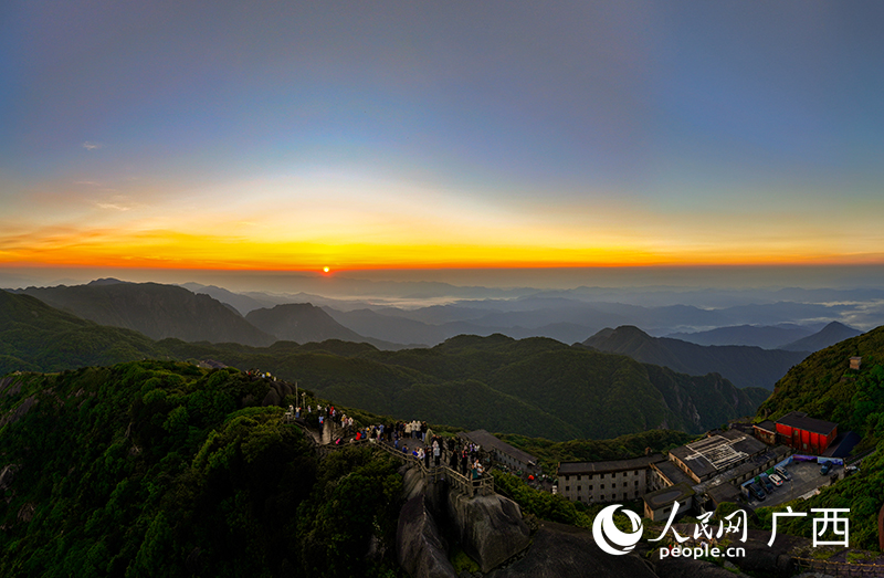 紅日破云而出。人民網(wǎng) 雷琦竣攝