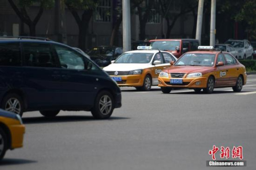 資料圖：行駛在路上的傳統(tǒng)出租車(chē)。<a target='_blank'  _fcksavedurl='http://www.chinanews.com/' ></table>中新網(wǎng)</a>記者 金碩 攝