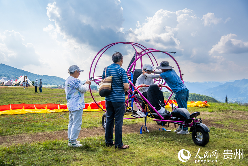 游客在野玉海飛行營地解鎖山地新玩法。人民網記者 涂敏攝