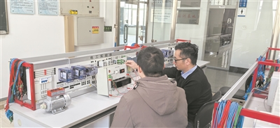 圖為哈爾濱工程大學(xué)教師指導(dǎo)學(xué)生開展新工科課程的實驗項目。受訪者供圖