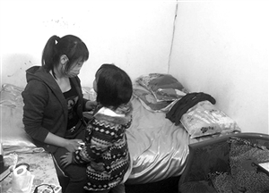 小梅現(xiàn)在只身帶著女兒,生活困難 圖片來(lái)源:溫州網(wǎng)