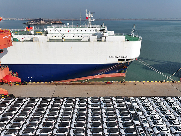 在江蘇省連云港，中國生產的汽車正加緊裝船出口海外。