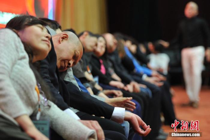 資料圖：民眾在專(zhuān)業(yè)催眠師的引導(dǎo)下睡覺(jué)，釋放壓力。<a target='_blank' href='/'>中新社</a>發(fā) 韋亮 攝