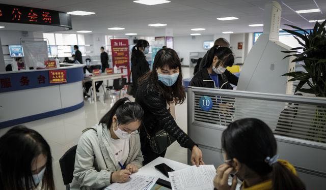 武漢市舉辦2020年首場(chǎng)現(xiàn)場(chǎng)招聘會(huì)。 圖片來源 中國(guó)青年報(bào)