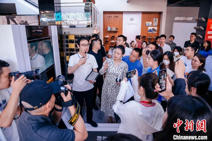 定制示范工廠可從腳型測量儀采集數(shù)據(jù)，按需進行“私人訂制”?！±钅宪?攝