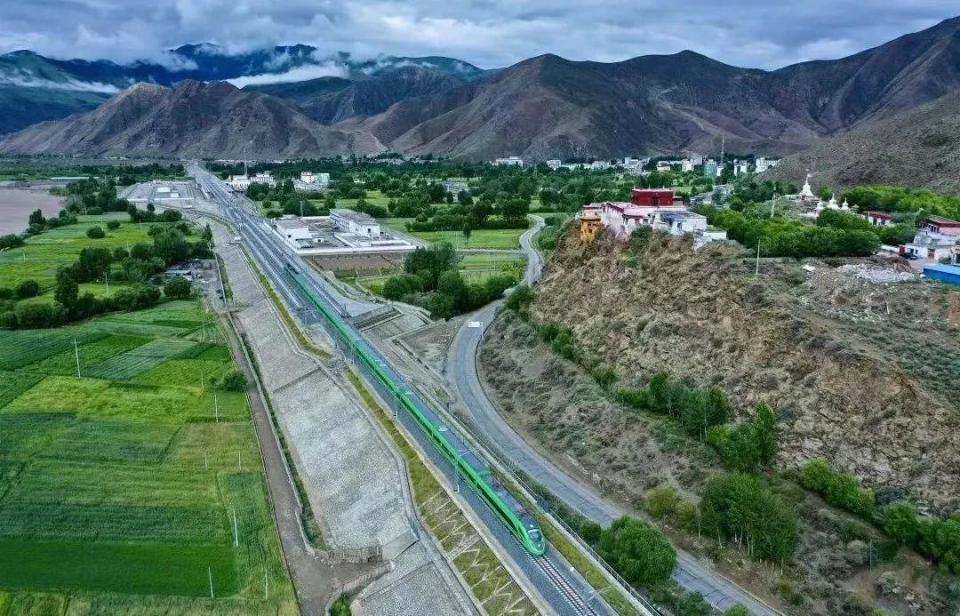 ?高原動集動車組。中國中車供圖。