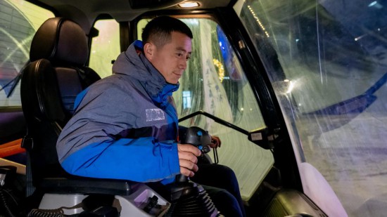 吉林市松花湖滑雪度假區(qū)內(nèi)，工作人員正駕駛壓雪車平整雪道。新華社記者 唐成卓 攝