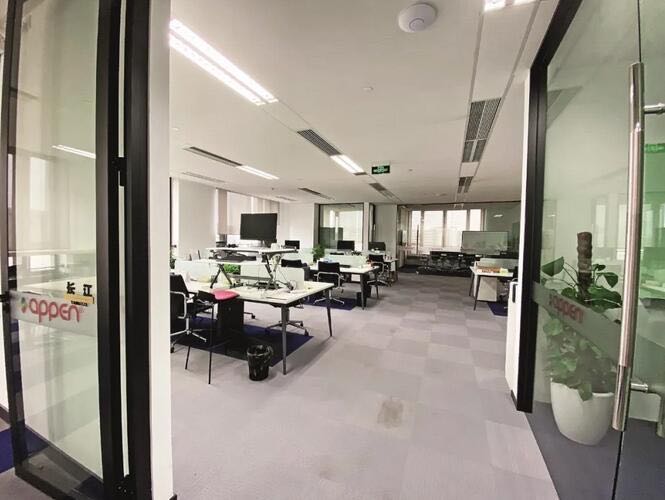 疫情期間，某人工智能公司組織遠(yuǎn)程辦公，辦公室空無一人。 圖片來源 中新網(wǎng)