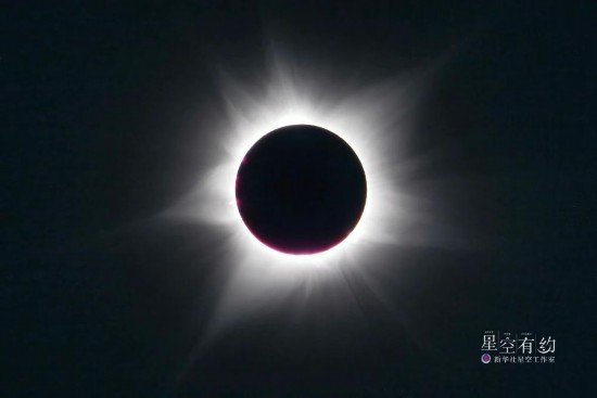 2023年4月20日，天宇上演日全環(huán)食（同一次日食，一部分地區(qū)可見日全食，另一部分地區(qū)可見日環(huán)食）。這是星空攝影師許曉平當(dāng)日在澳大利亞拍攝的日食。（星聯(lián)CSVA供圖）