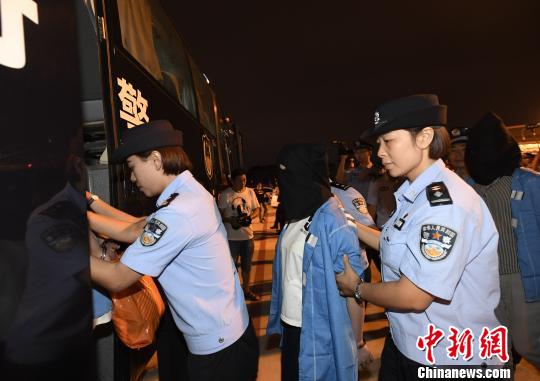 犯罪嫌疑人被押上押解車?！“苍?攝