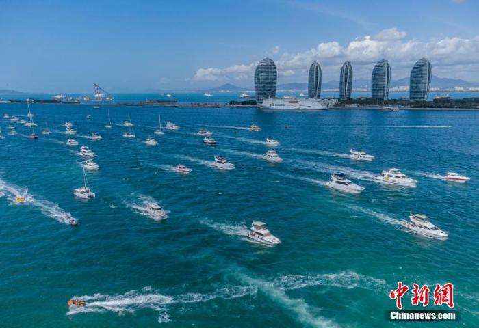 資料圖：航拍三亞眾多出海游玩的游艇回港。 駱云飛 攝