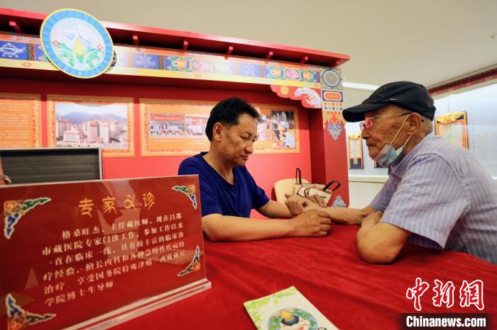 “藏韻瑰寶”藏醫(yī)四部醫(yī)典唐卡珍品展在天津美術(shù)館展出，展覽現(xiàn)場藏醫(yī)專家義診受歡迎。　劉俊蒼 攝