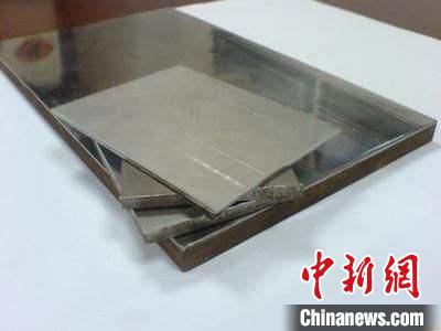 企業(yè)展示的金屬?gòu)?fù)合材料產(chǎn)品。　張婭子 攝