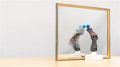  圖為機(jī)器人觀察自己在鏡子中的倒影，學(xué)習(xí)自身的形態(tài)和運(yùn)動(dòng)學(xué)，實(shí)現(xiàn)自主模擬。圖片來(lái)源：美國(guó)哥倫比亞大學(xué)