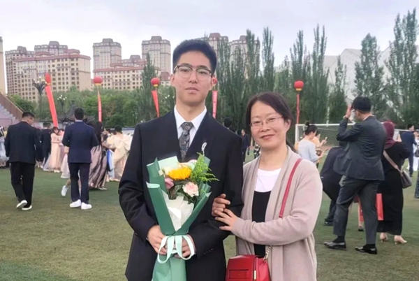 劉傲寒和媽媽合影。北航供圖