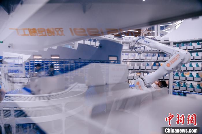 最快一個多小時，“私人訂制”的鞋子就能完成生產(chǎn)?！±钅宪?攝