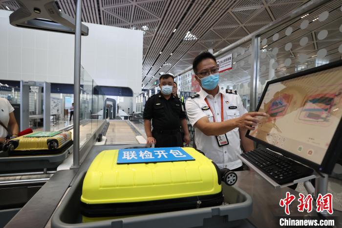 6月25日，在?？诿捞m國(guó)際機(jī)場(chǎng)T2航站樓，工作人員對(duì)完成改造的設(shè)備進(jìn)行模擬測(cè)試?！∈Y啟明 攝
