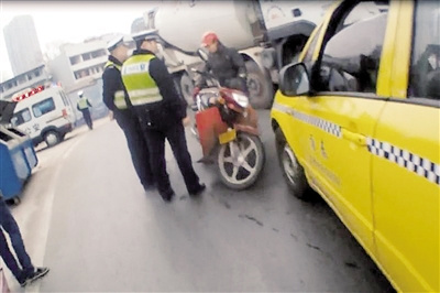 交巡警發(fā)現(xiàn)張師傅還是酒駕。 本報記者 甘俠義 攝