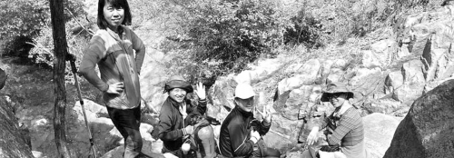 近日，資深驢友隨哥組織驢友到濟(jì)南仲宮太甲山游玩。圖為驢友正在山路上休息。隨哥供圖