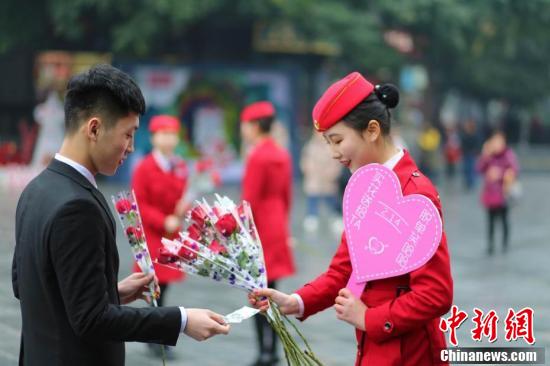 四川一高校開“浪漫”課 情人節(jié)賣花掙學(xué)分
